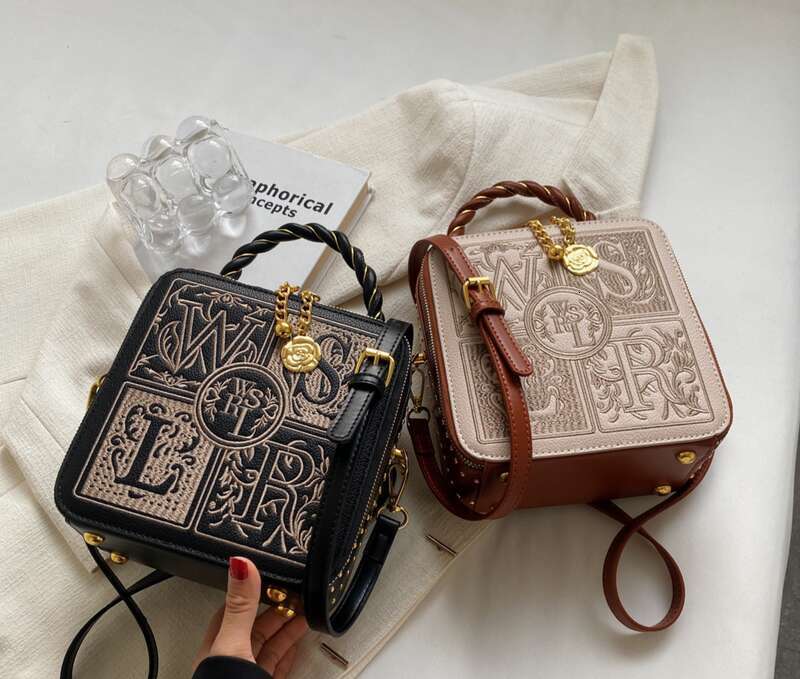 Design for Women 2024 New Women's Crossbody Popular Handheld Small Square Embroidered Box Bag