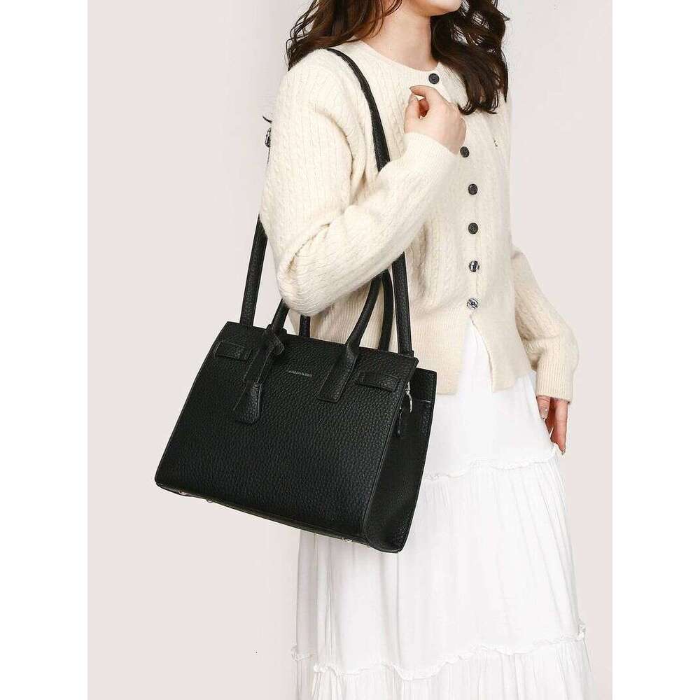 Large handheld commuter women's with a middle compartment, new style, large capacity, light texture bag