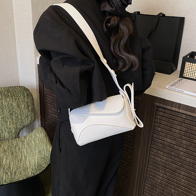 Free shipping designer Versatile Fashion Single Shoulder Bag 2025 New Women Bag Large Capacity Casual Simple Underarm Bag Commuter Bag Crossbody Tote 