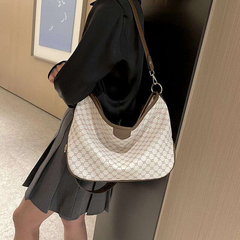 Beibei Shangpin 2023 New Street Photography Fashion Contrast Shopping Tote Leisure Large Capacity One Shoulder Women's