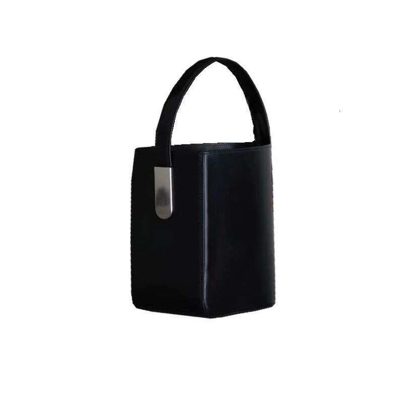 Autumn and winter new niche bucket shoulder strap diagonal cross light high-end design sense women's baozi mother