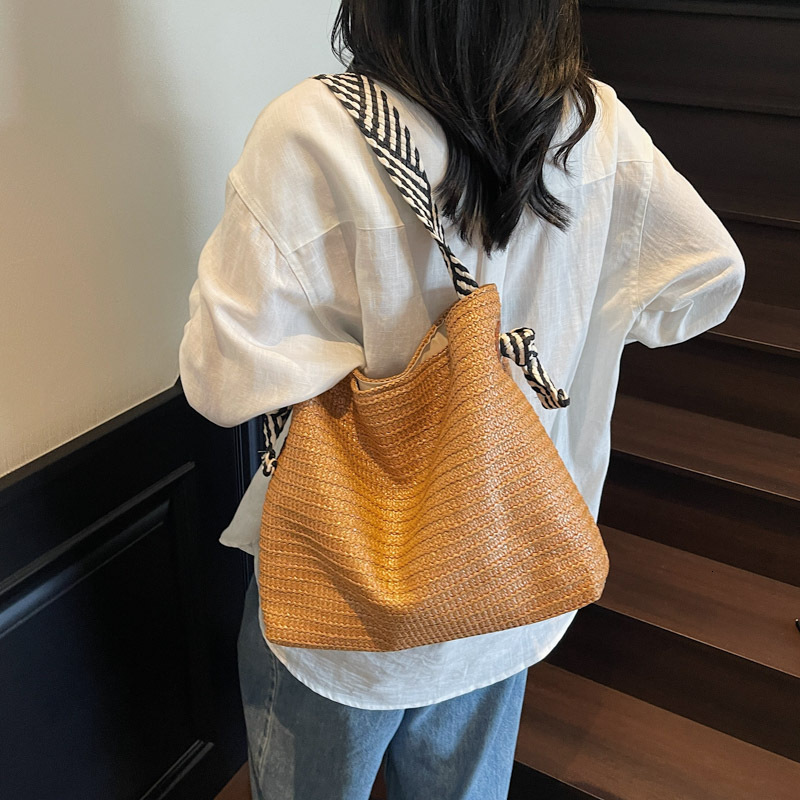 Free shipping designer Large Capacity Woven Bag 2025 New Style Straw Shoulder Bag Beach Vacation Stylish Underarm Bag Large Capacity Bucket Bag