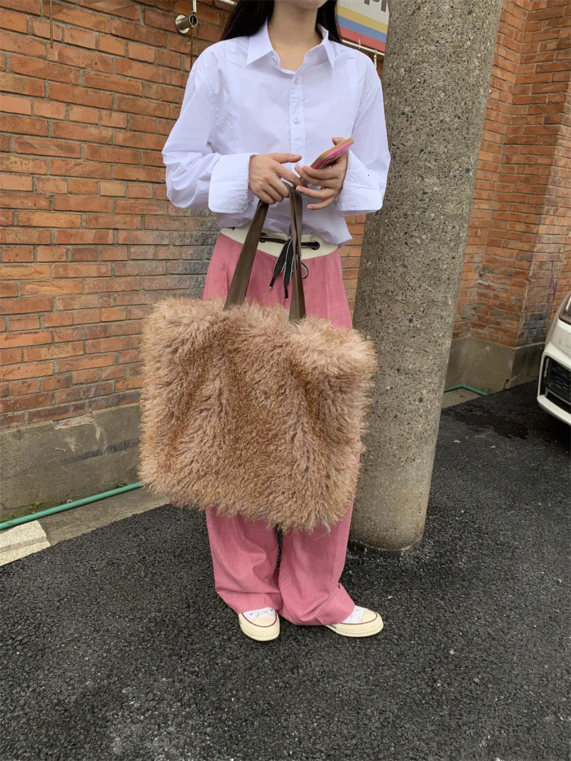 Artificial Wool Womens Tote Shoulder Bag Winter Faux Fur Ladies Large Shopping Bags Soft Plush Female Furry Travel Handbags 250818