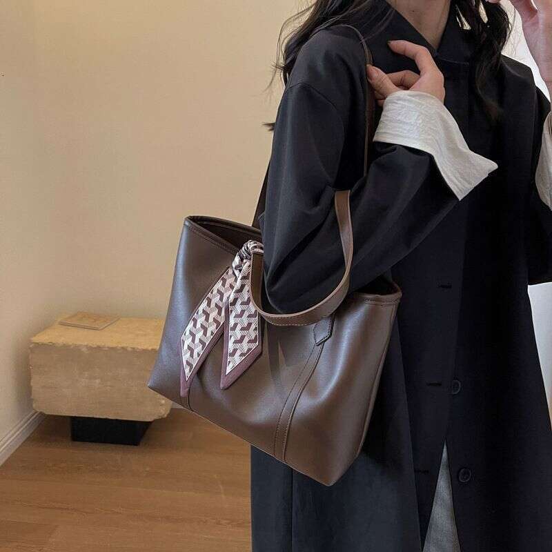 Korean version the tote sense of large capacity. The Maillard bag has a niche design that is simple and