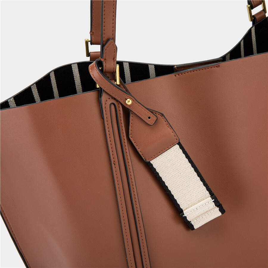 Free shipping designer Tote Bag 2025 New Versatile Fashion Retro Large Capacity Commute Bag Outing Shoulder Bag Shopping Bag