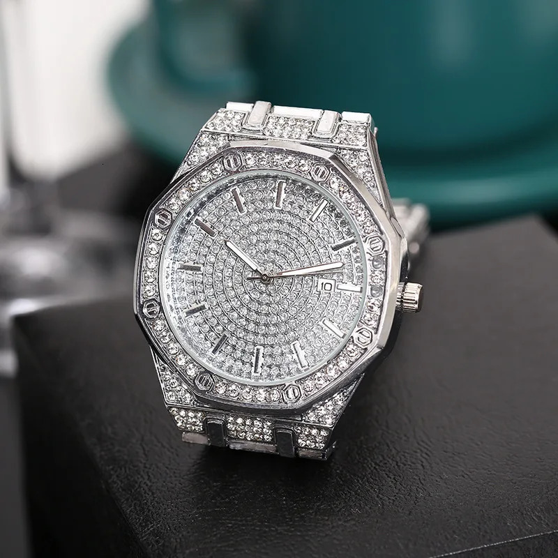 Unisex Full Sky Star Watch Four-Color Alloy Screw-Embedded Diamond Fashion Calendar Timepiece 250819
