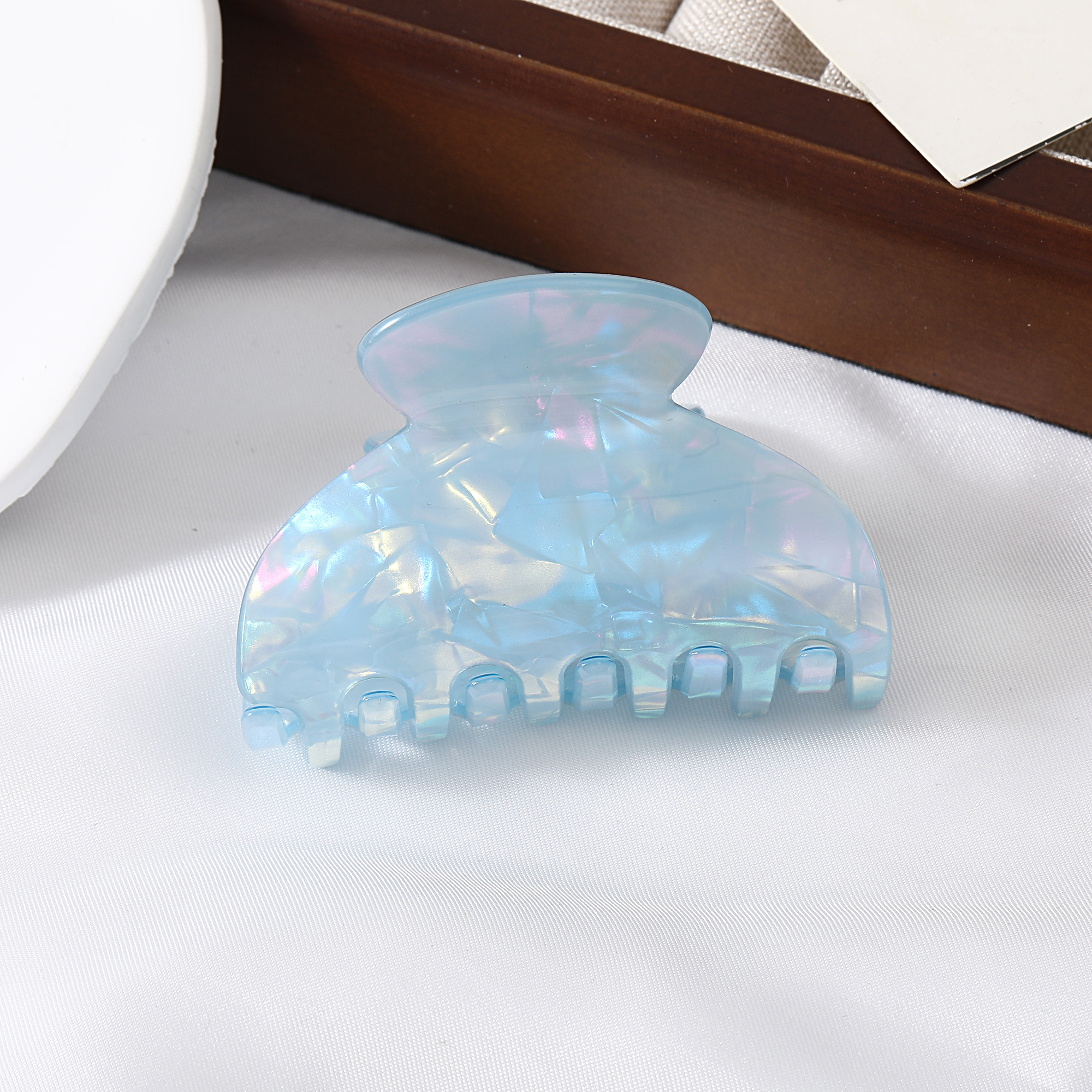 French-style shading medium-sized hairpin with a gentle grip and a fresh, sweet appearance - a shark-shaped hairpin.