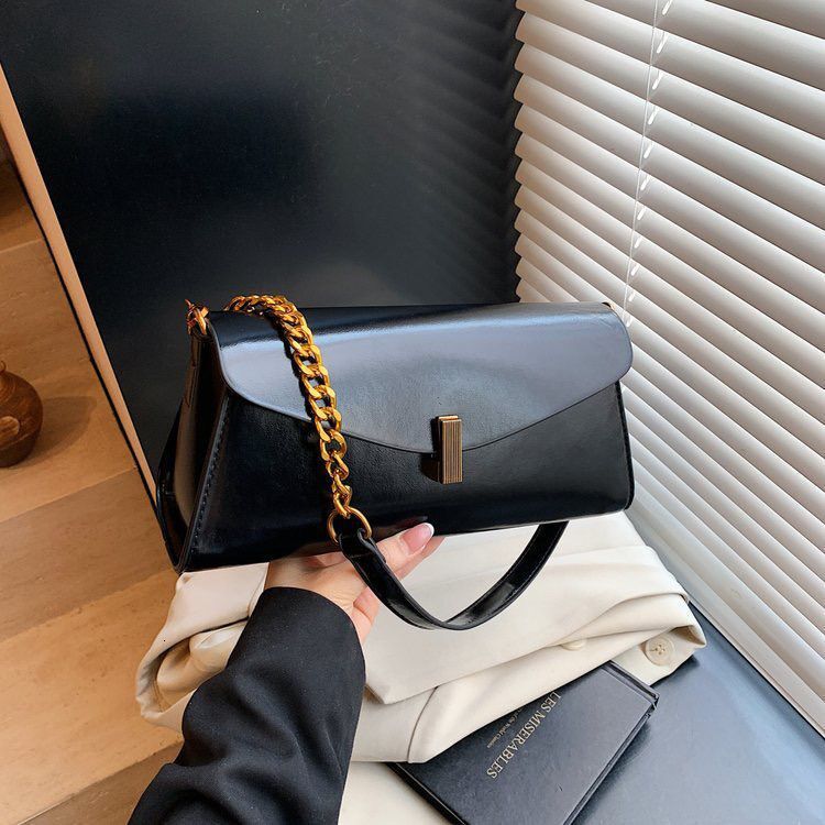 Free shipping designer 2025 New Retro Design Fashion Baguette Single Shoulder Bag Crossbody Bag Chain Commuter Bag Underarm Bag
