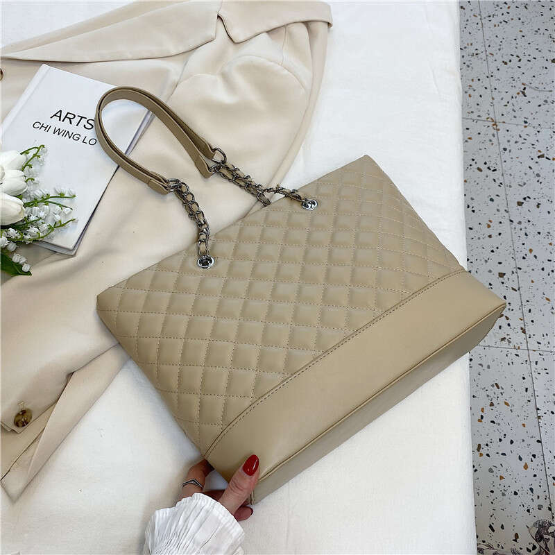 Large Capacity Quilted for Women Summer 2025 New Versatile Fashion Chain Shoulder Handheld Shopping Tote Bag