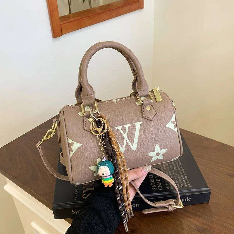 Designer Luxury Retro Modern Messenger Purse Elegant Crossbody Bag With Solid Color Design And Paris Inspired Minimalist Leather Construction