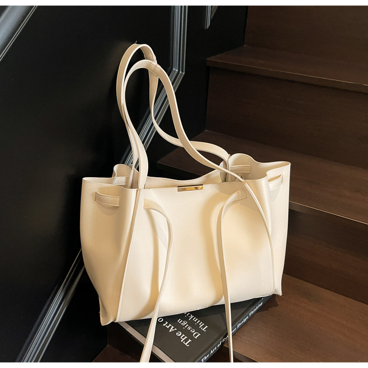 Free shipping designer 2025 New Commuter Bag Handbag Large Capacity Trendy Retro Niche Shoulder Bag Tote Bag