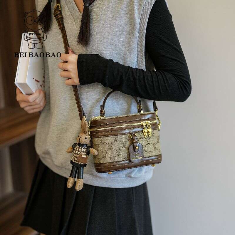 Women's Bags source factory light cosmetic new women's retro shoulder messenger bag
