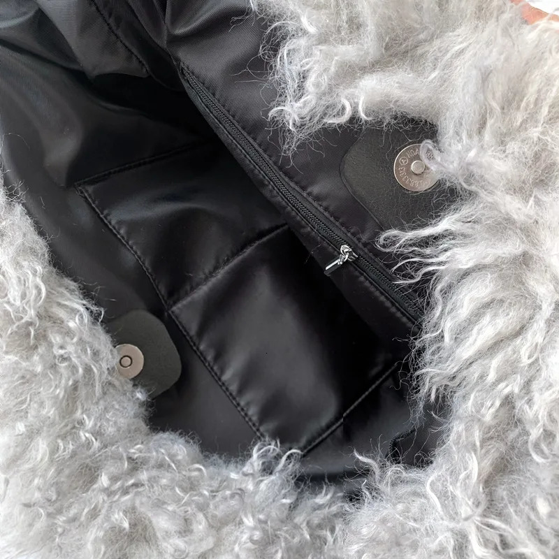 Artificial Wool Womens Tote Shoulder Bag Winter Faux Fur Ladies Large Shopping Bags Soft Plush Female Furry Travel Handbags 250818