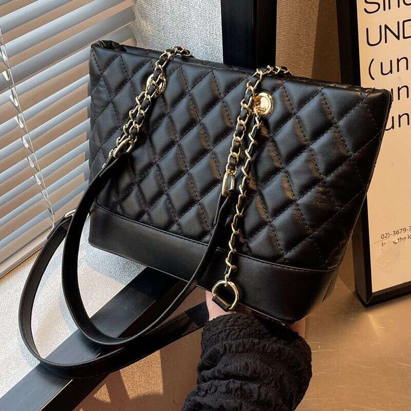 Textured Women's Large Capacity 2023 New Fashion Niche Lingge Chain Simple One Shoulder Crossbody Bag