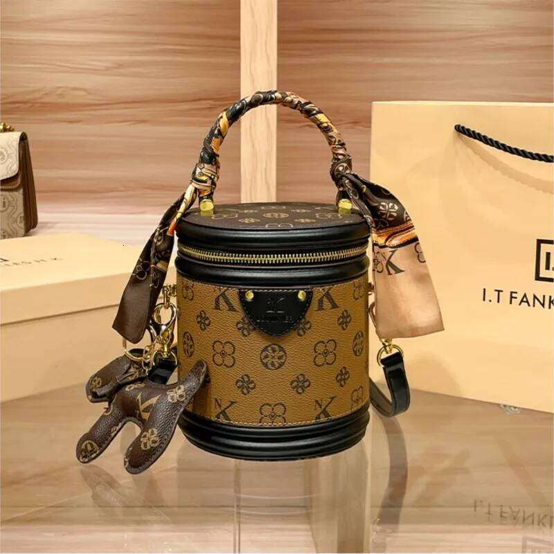 Hot Selling Light Brand Women's Handbag New Autumn And Winter Fashion High-End Sense Contrasting Color Shoulder Bucket Bag Designer Bags