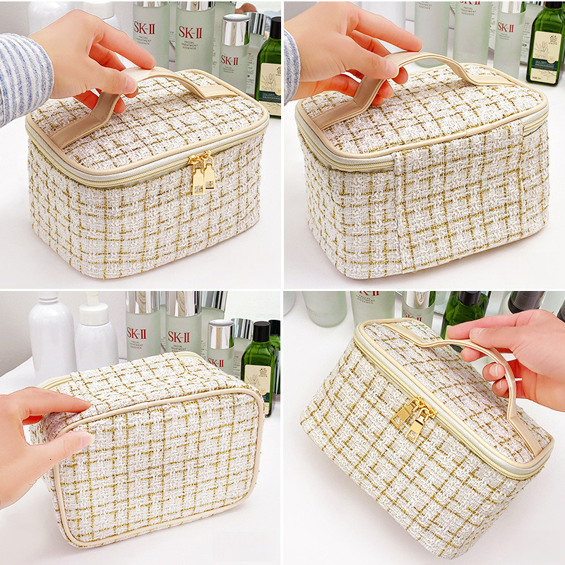 Free Shipping Designer Fashion Women's Makeup Bag New Woolen Small Fragrance Style Large Capacity Handbag Ins Casual Portable Toiletry Storage Ba