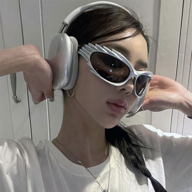 Chic Cat's Eye Fashion Eyewear Durable Shades Offering UVA/UVB Shielding for Elegant Wearers