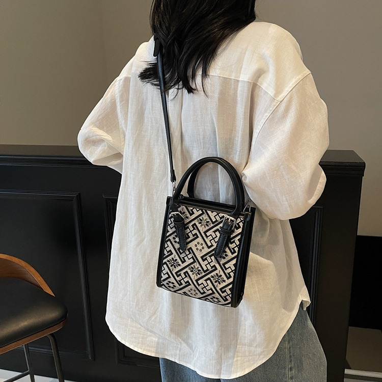 Free Shipping Designer New Fashion Women's High-end Texture Handbag Simple And Fashionable Printed Commuting Shoulder Crossbody Bag Casual Phone 