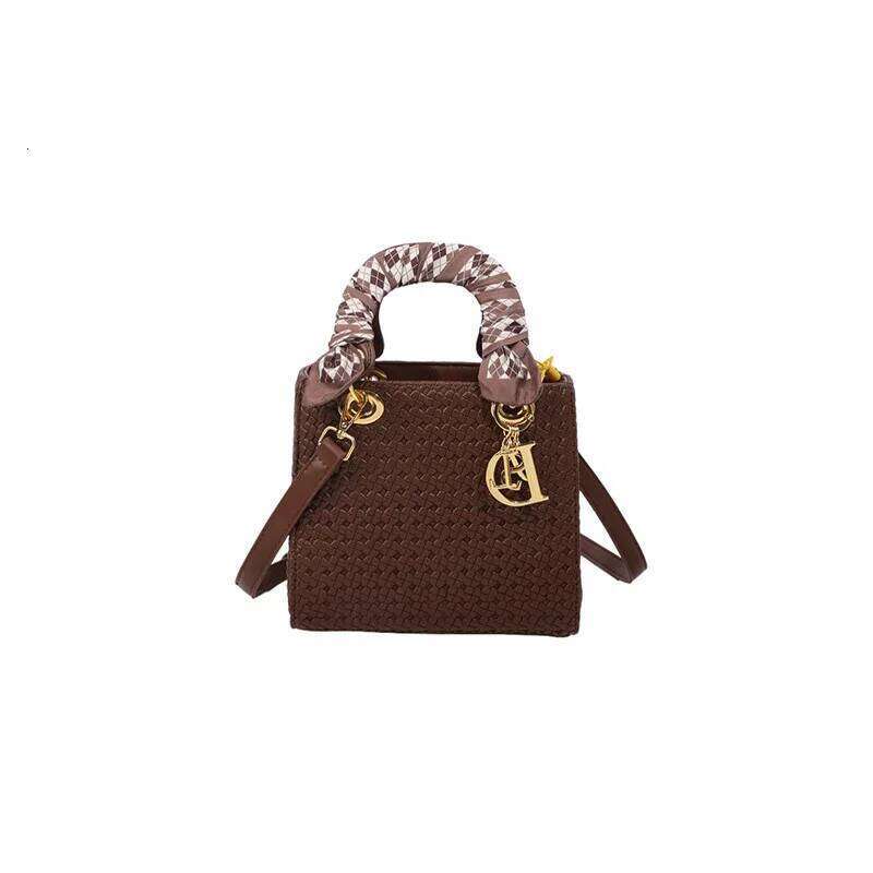 Designer Luxury Premium Textured Shoulder Retro Princess Diana Messenger Bag For Women Fashionable Commuter Purse With Luxe Casual Style