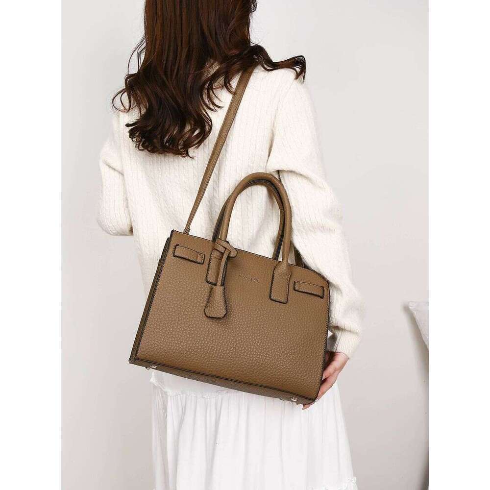 Large handheld commuter women's with a middle compartment, new style, large capacity, light texture bag