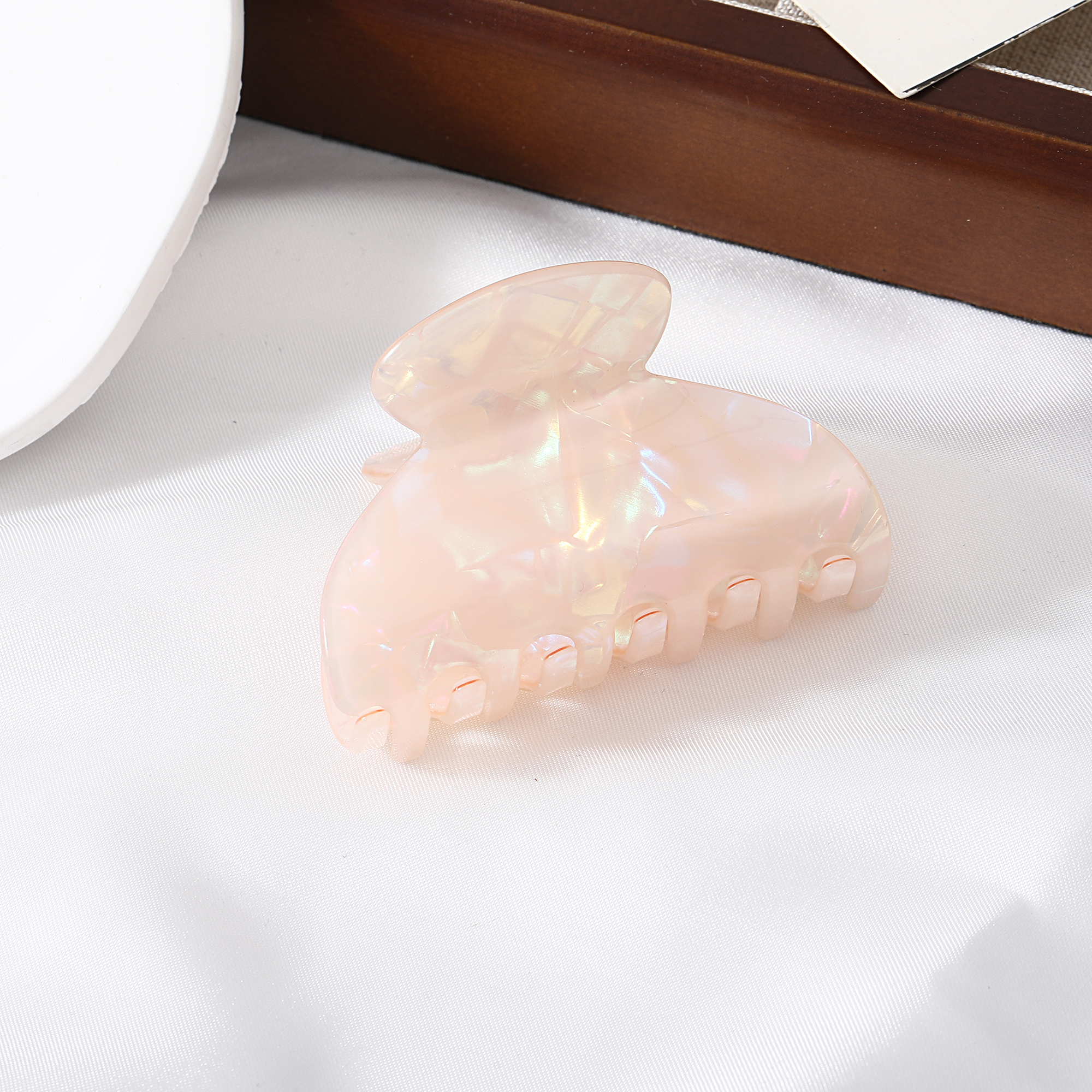 French-style shading medium-sized hairpin with a gentle grip and a fresh, sweet appearance - a shark-shaped hairpin.