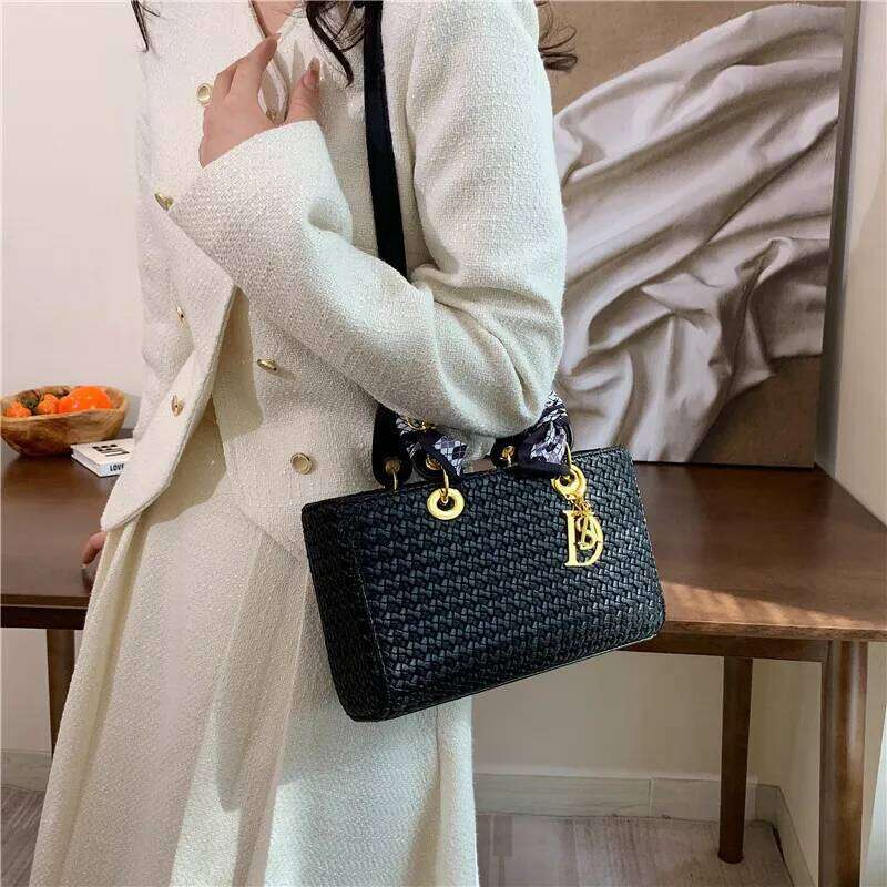 Designer Luxury Premium Textured Shoulder Retro Princess Diana Messenger Bag For Women Fashionable Commuter Purse With Luxe Casual Style