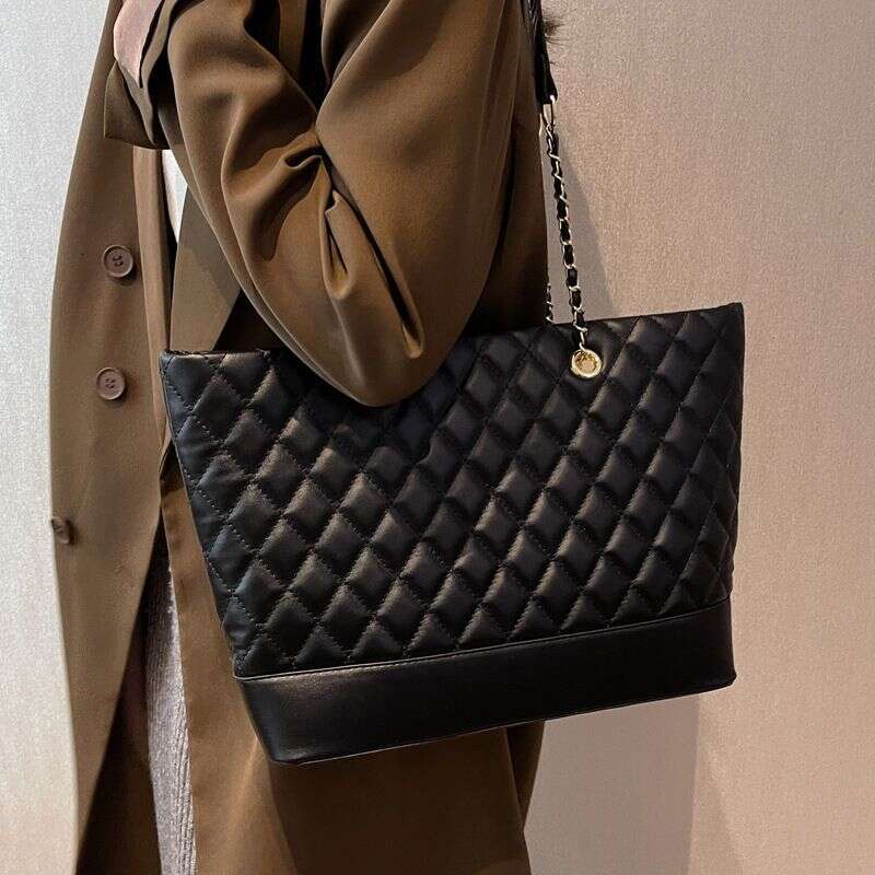 Textured Women's Large Capacity 2023 New Fashion Niche Lingge Chain Simple One Shoulder Crossbody Bag