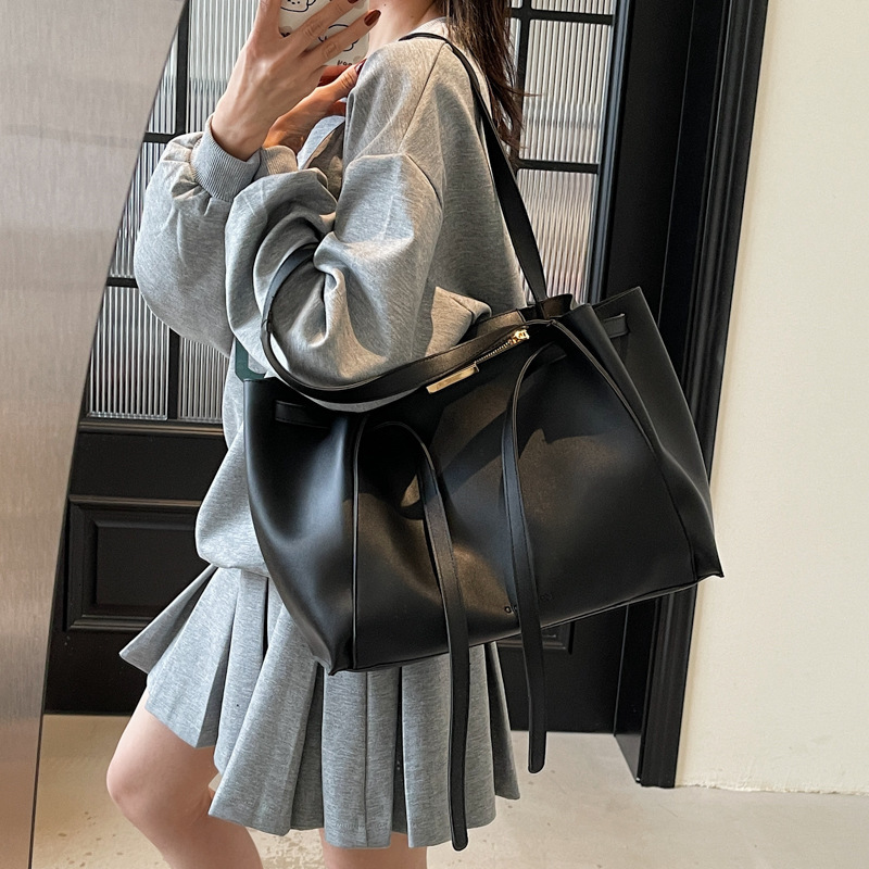 Free shipping designer 2025 New Commuter Bag Handbag Large Capacity Trendy Retro Niche Shoulder Bag Tote Bag