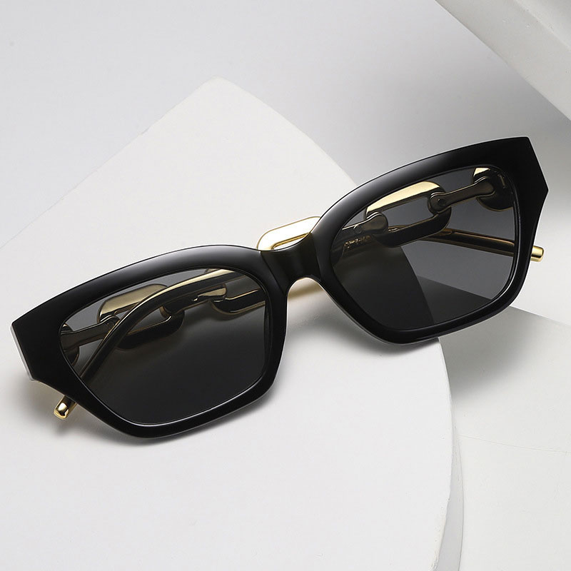 Trendsetting Female Unisex Round Lenses Accessory: Stylish 90's Inspired UV Shielded Optical Gear