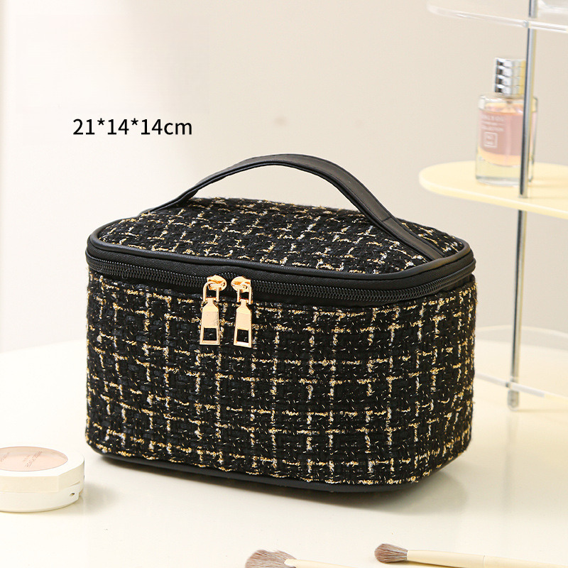 Free Shipping Designer Large Capacity Makeup Bag Travel Portable Small Fragrance Bag Storage Bag Fashionable And Casual Handheld Toiletry Bag