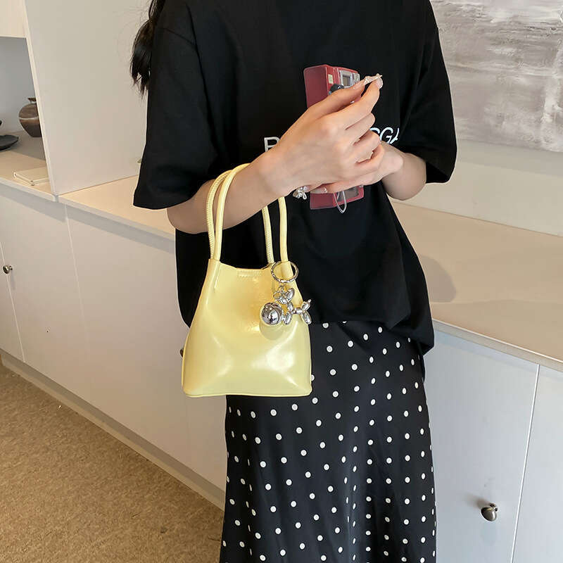 Korean INS Fashion Handheld Bucket for Women 2025 Summer Trend Simple New Single Shoulder Versatile Underarm Bag