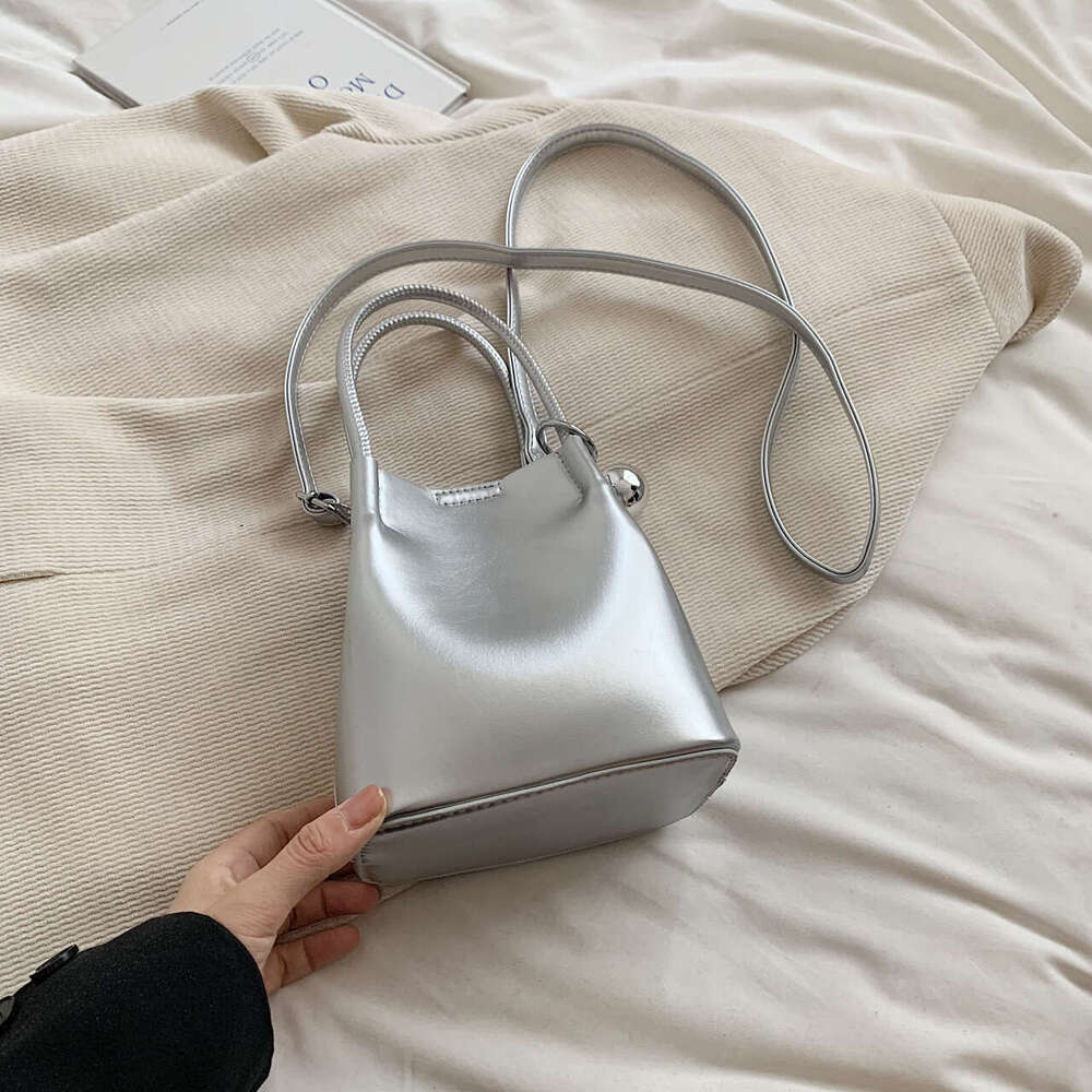 Korean INS Fashion Handheld Bucket for Women 2025 Summer Trend Simple New Single Shoulder Versatile Underarm Bag