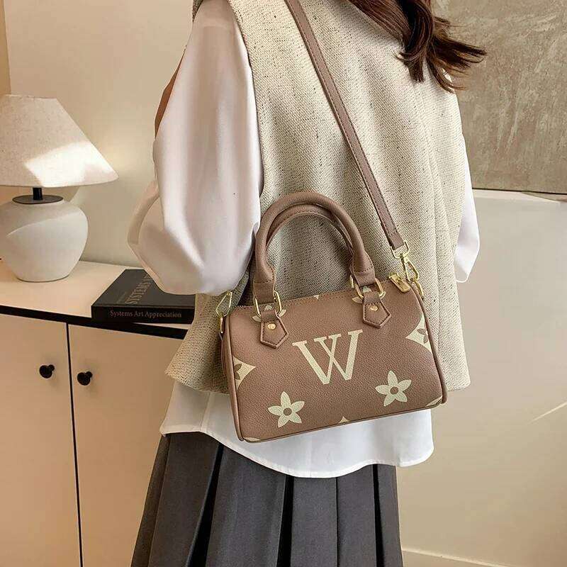 Designer Luxury Retro Modern Messenger Purse Elegant Crossbody Bag With Solid Color Design And Paris Inspired Minimalist Leather Construction