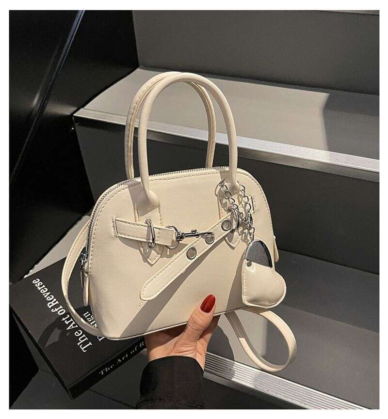 Chic Fashionistas Choice: Sleek Ladies' Shoulder Bag Featuring Stylish Chains & Premium Craftsmanship