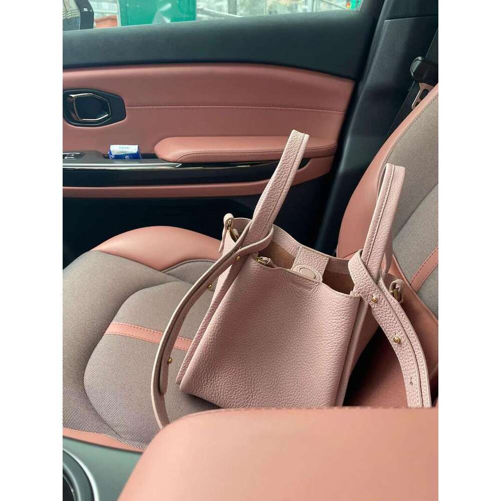 Korean version niche design versatile handbag casual bucket 2024 new patterned vegetable basket lychee crossbody bag