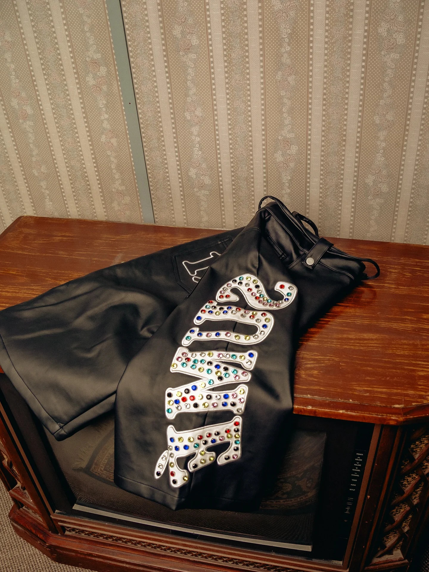 Sume Leather Jorts Mens Hip Hop Klein Stone Letter Embroidery Denim Shorts Fashion Streetwear Knee Length Pants 250819