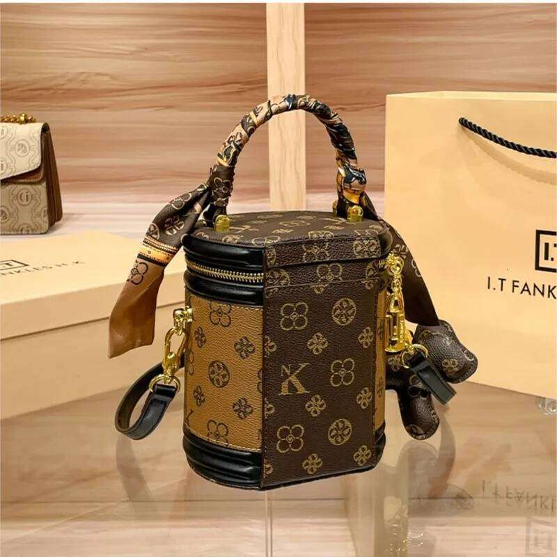 Hot Selling Light Brand Women's Handbag New Autumn And Winter Fashion High-End Sense Contrasting Color Shoulder Bucket Bag Designer Bags