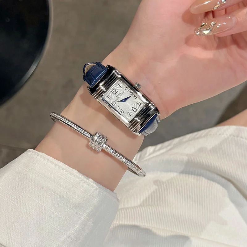 Quartz Watch for Woman with a Diameter of 36mm Thickness of 10mm Leather Strap Reversible Case Body Waterproof to 30 Meters 250819