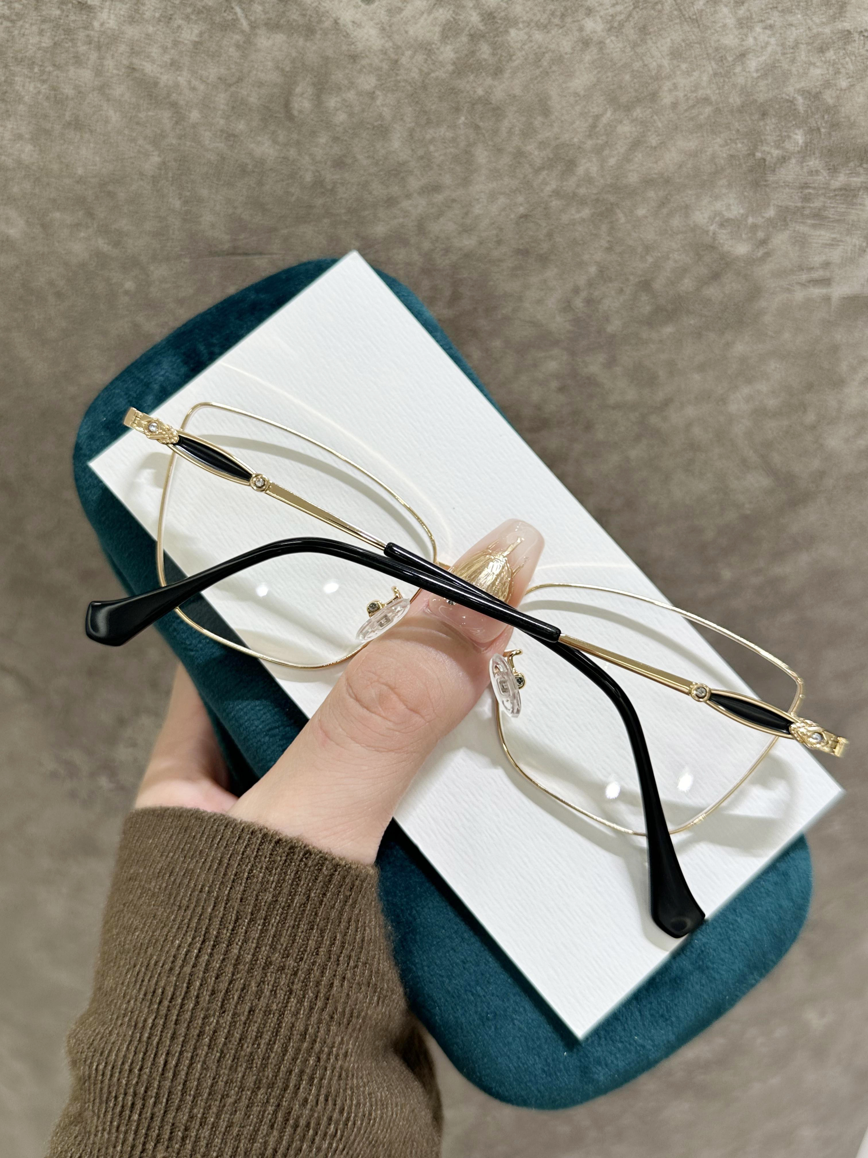 New ultra-lightweight, trendy, natural-looking, lazy-style eyeglass frames G95-292