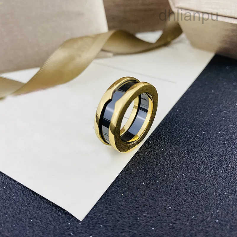 for Designer Love Ring Men and WomenClassic Couple High-end Love Ring Banquet Preferred Ring Wedding Valentines Day Gift a3861