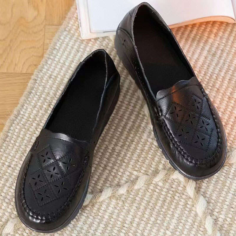 Summer New Fashion Versatile Comfortable Outdoor Hollow Breathable Flat Korean Style Solid Color Slip-On Sandals for Moms