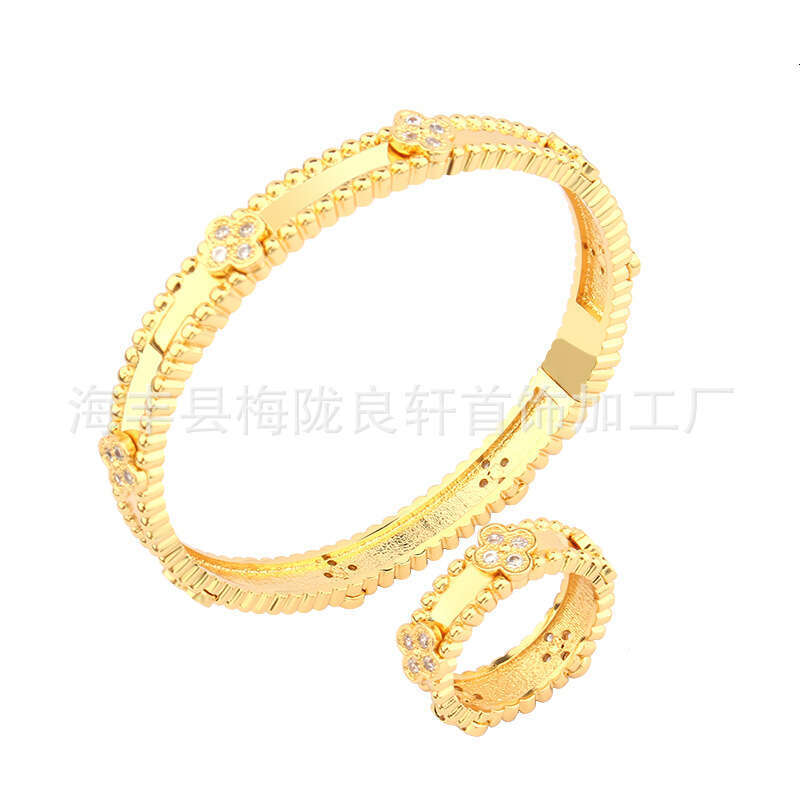 Fashion Creative Three-Leaf Flower Personality Casual Gold-Plated Three-Flower Bracelet Women's Small Internet Celebrity Hand Jewelry