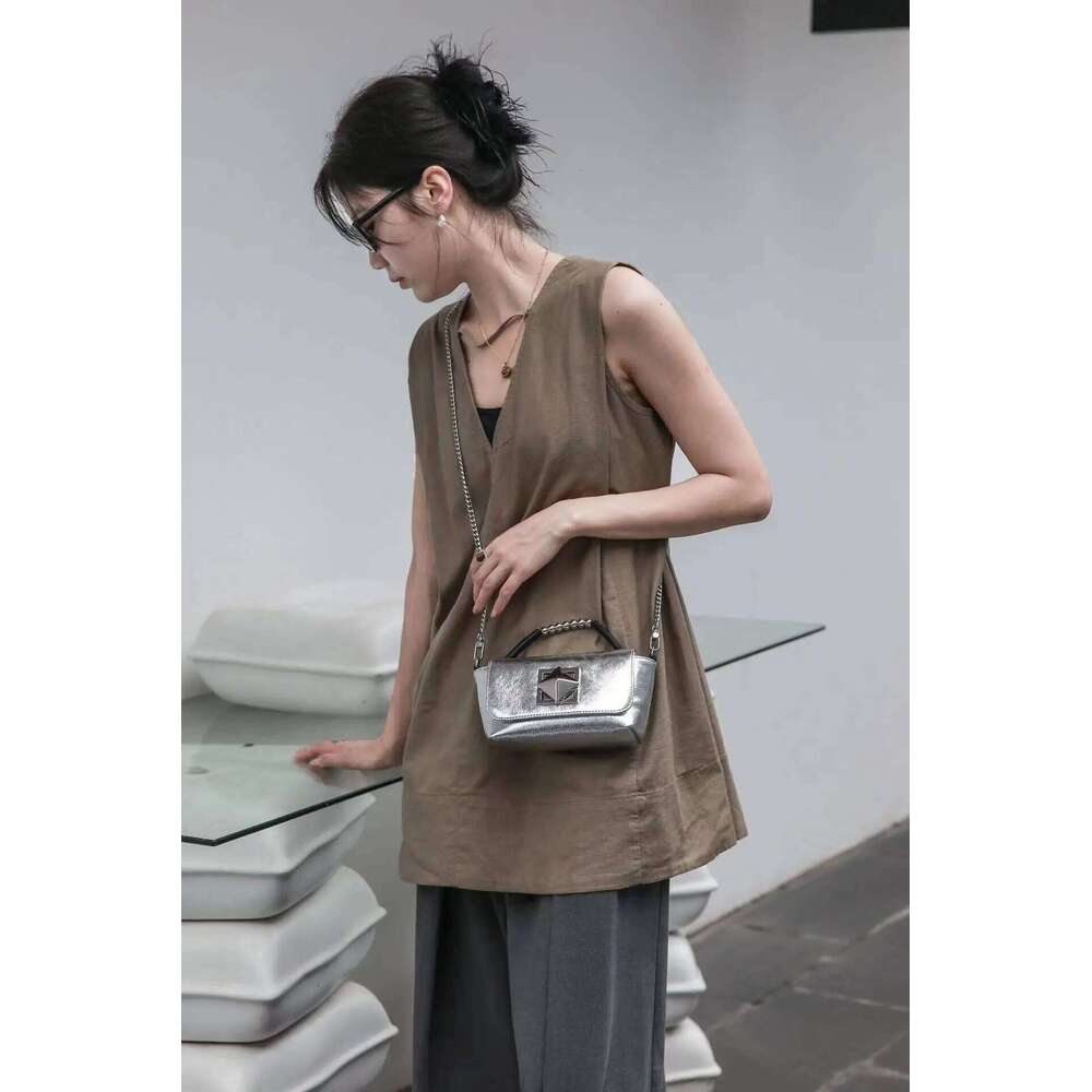 Designer Bags 2025 Summer Chic Chain Strap Rivet Design Women Crossbody Cowhide Leather Female Shoulder Bag Small All-Match Phone Purse Luxury Bag