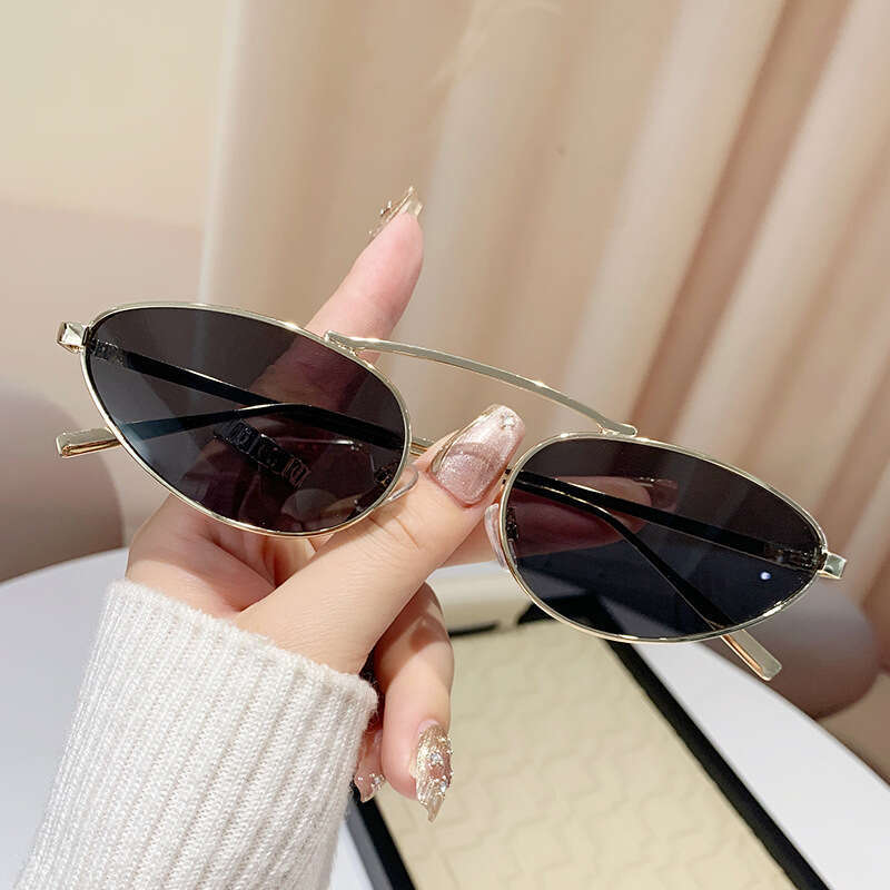 2025 Designer New Personalized Triangle Cat Eye Metal Women Beach Vacation Fashion Glasses Sunglasses