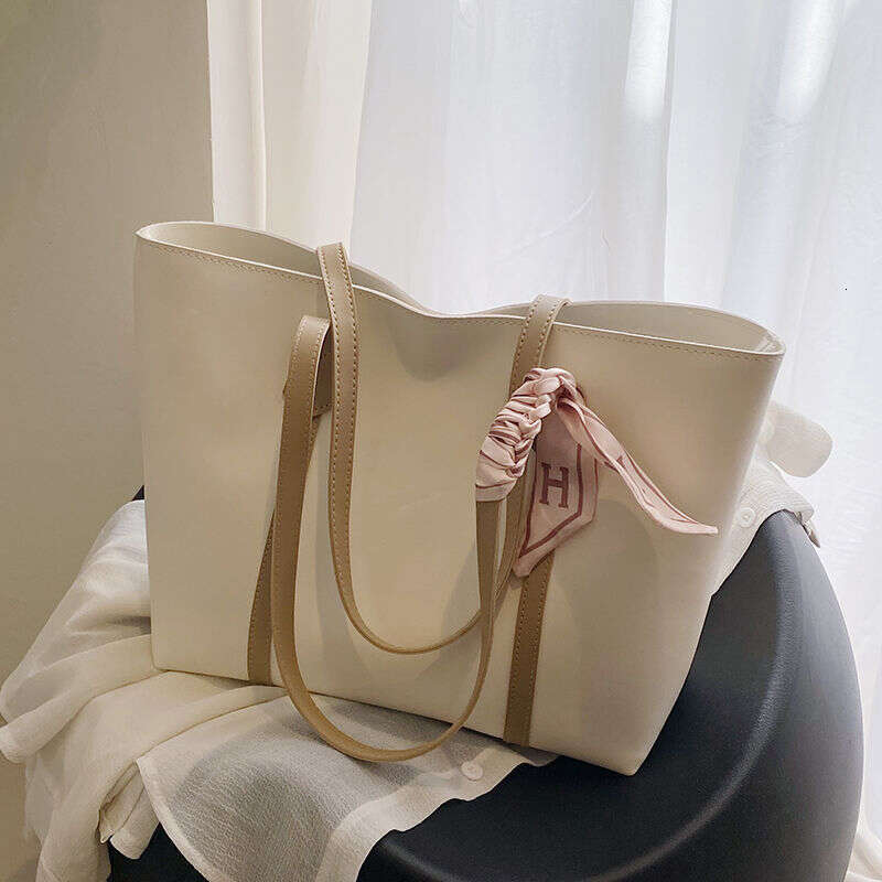 High-Value Large-Capacity 2025 New Commuter Tote Bag for Women Ins Style College Student Shoulder Handbag