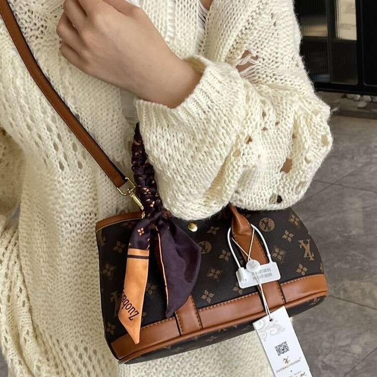 Large Capacity Designer Tote Shoulder Bags for Women 2025 New Fashion Letter Printed Crossbody Large Bag Single Handbag with Scarf