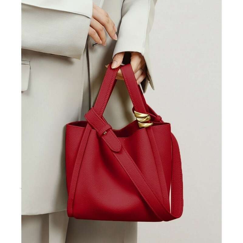Red Handheld Bride Wedding Bucket for Women 2025 New Commuter Shoulder Crossbody Bag High-end Niche