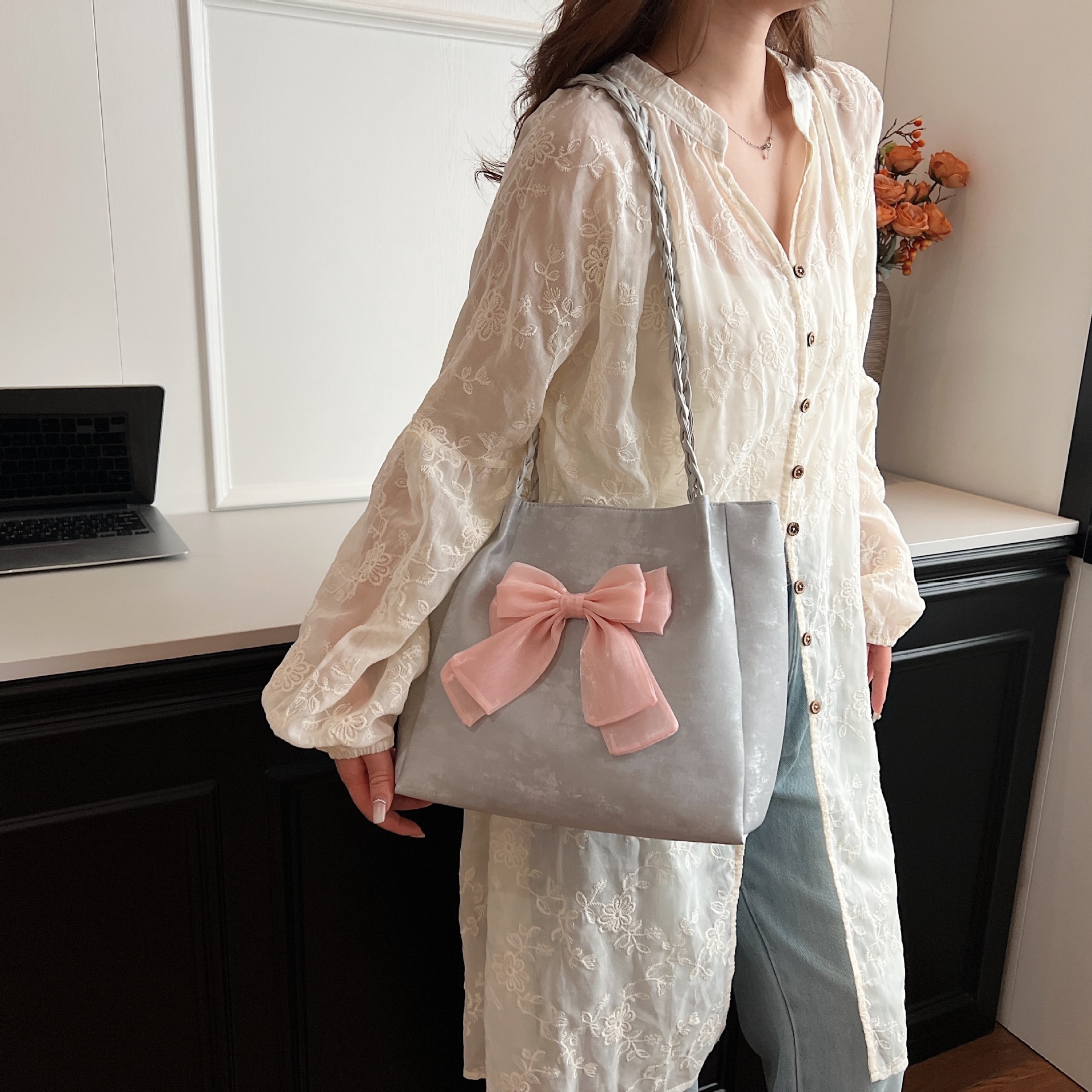 2025 Autumn Women's Large Capacity Bow Handbag Korean Style New Fashion Fashion Shoulder Bag Simple Underarm Bag Women's Crossbody Bag Desig
