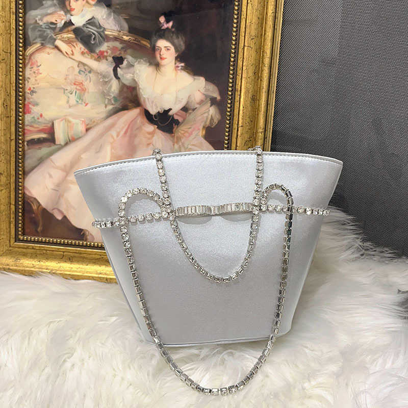 Simple Socialite Large Capacity Tote Bag Fashion New Commuter Underarm Bag with Diamond Chain Single Shoulder Handbag