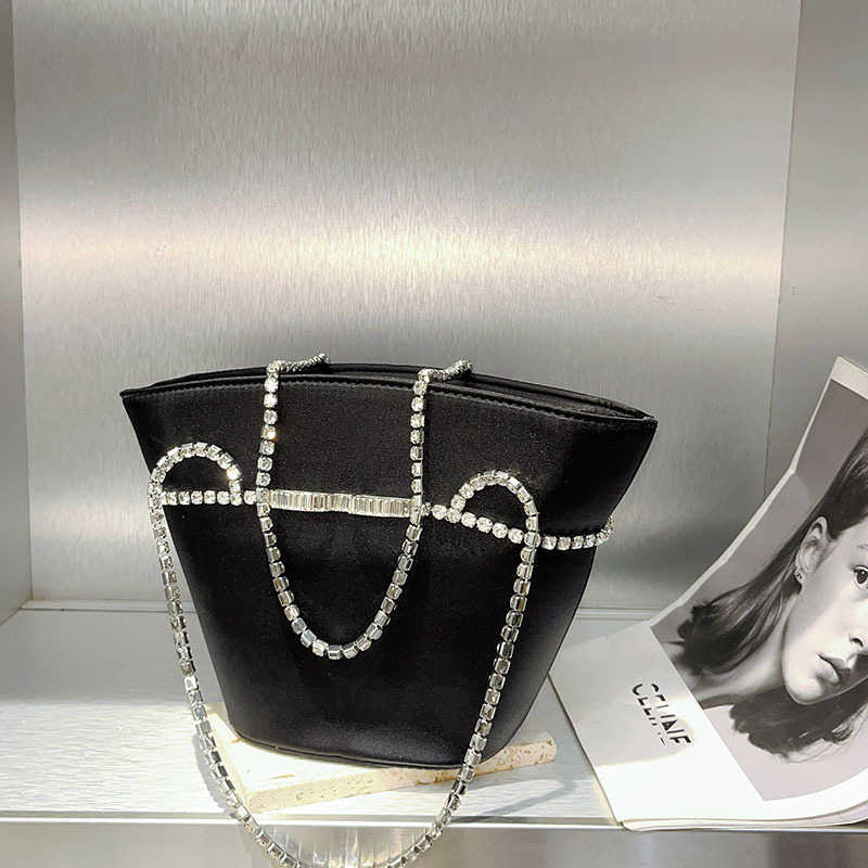 Simple Socialite Large Capacity Tote Bag Fashion New Commuter Underarm Bag with Diamond Chain Single Shoulder Handbag